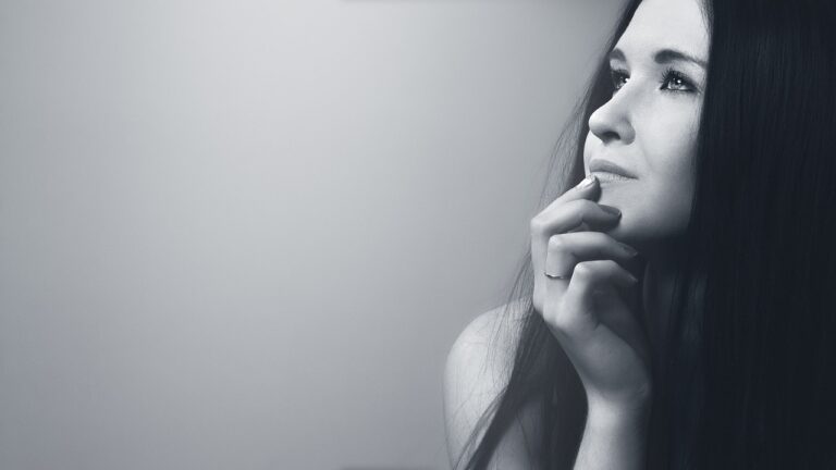 عندما يجذبك من يتجاهلك 7 أسباب نفسية تجعلك لا تتركه