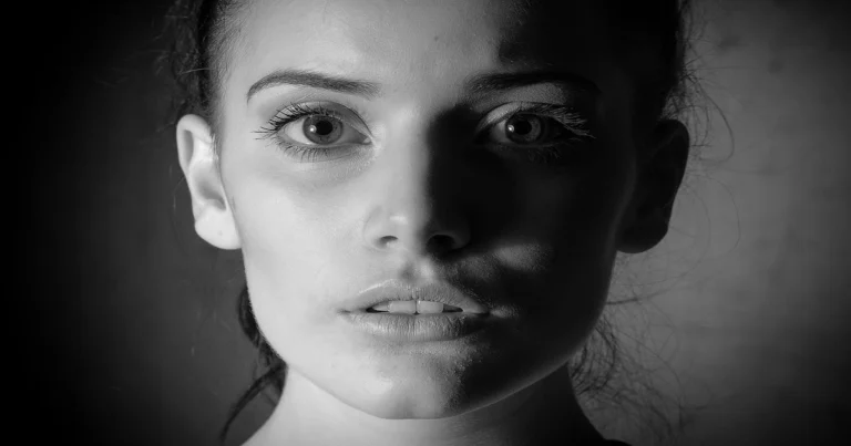 هل تعاني من ضعف تقدير الذات؟ علامات نفسية تكشف الحقيقة